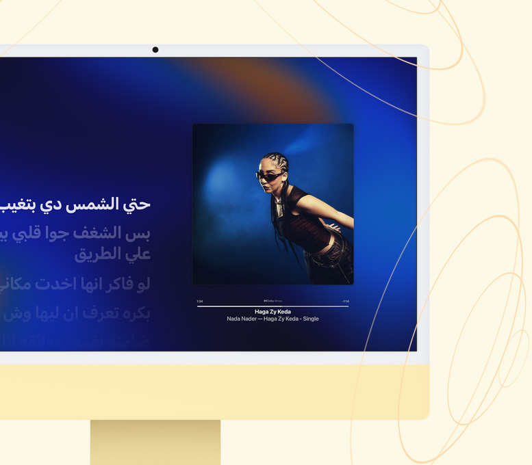 iMac باللون الأصفر. شاشة تعرض برنامجاً على تطبيق +Apple TV