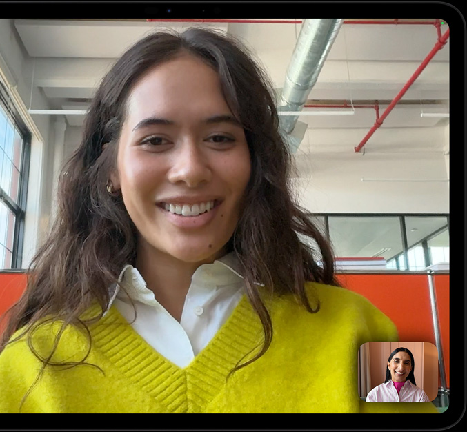 جهاز iPad Pro، الوضع الأفقي، الجزء الأمامي الخارجي، لون أسود فلكي، زوايا مدورة، إطار شاشة أسود، شاشة تُظهر +Apple TV يعرض مشهداً من فيلم Highest 2 Lowest من أعمال +Apple TV الأصلية مع الفنان ASAP Rocky بدور Yung Felon يغني الراب أمام ميكروفون