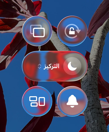 صورة للشاشة الرئيسية لجهاز iPhone مفعمة بالألوان تظهر تطبيقات وأدوات بتصميم Liquid Glass الشفاف