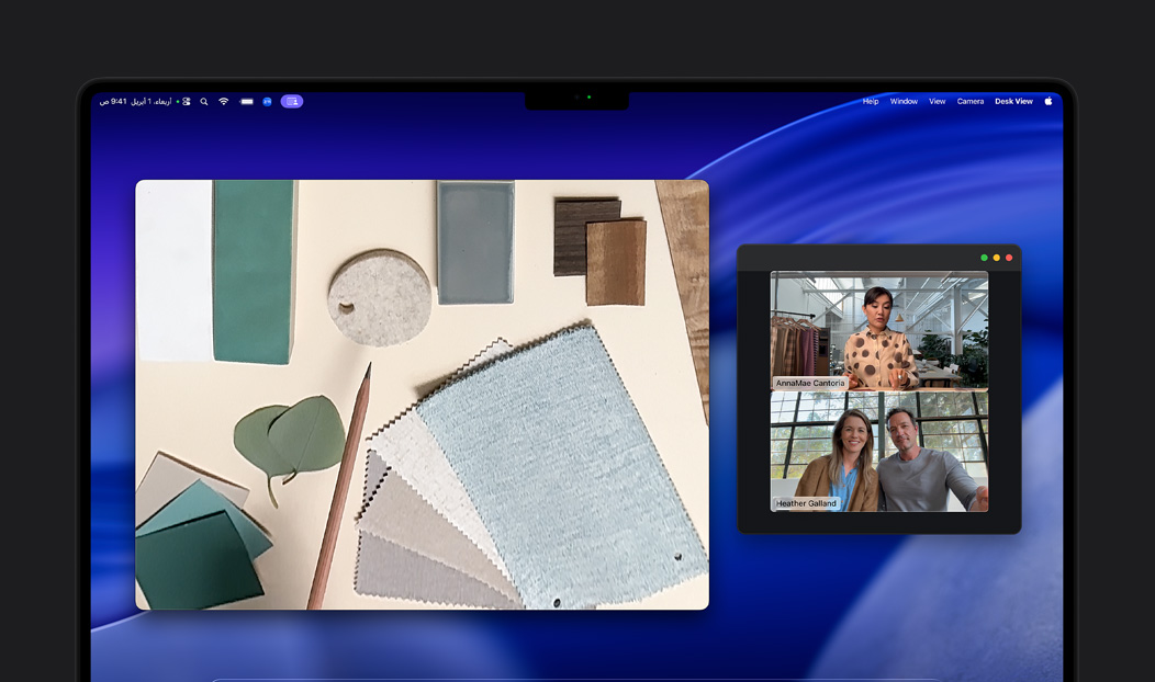 مكالمة فيديو على MacBook Pro لشخص يستخدم ميزة العرض الرأسي لعرض مساحة عمله المليئة بقطع الأقمشة لشخصين في المكالمة، تتيح له ميزة العرض الرأسي إظهار مساحة عمله ووجهه في الوقت نفسه