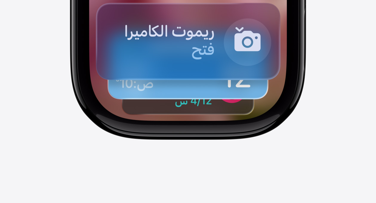 صورة لساعة Apple Watch باللون الأسود اللامع من دون حزام، وتعرض واجهة الساعة مؤشر تلميحات الحزمة المكدسة الذكية
