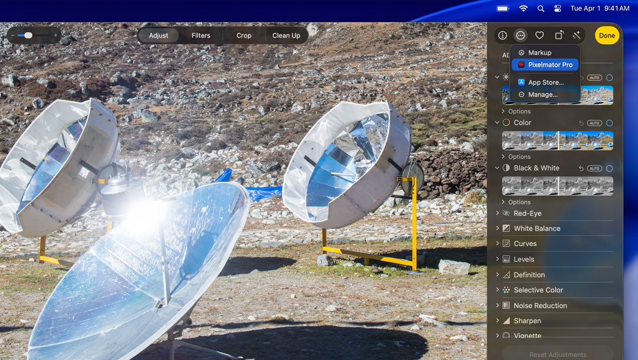 شاشة MacBook&nbsp;Pro مقاس 16&nbsp;إنش، صورة لثلاثة أجهزة تلسكوب فضائية بلون فضي مثبتة على الأرض، أدوات تعديل الصور