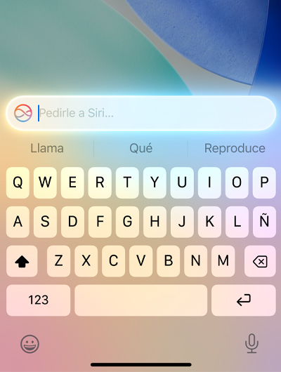 Un campo de texto en la parte superior del teclado de un iPhone dice: Pedirle a Siri