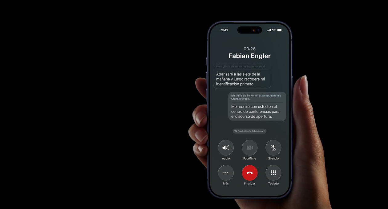 Una mano sostiene un iPhone 17 Pro, mostrando la funcionalidad Traducción en Vivo de Apple Intelligence durante una llamada telefónica en altavoz.