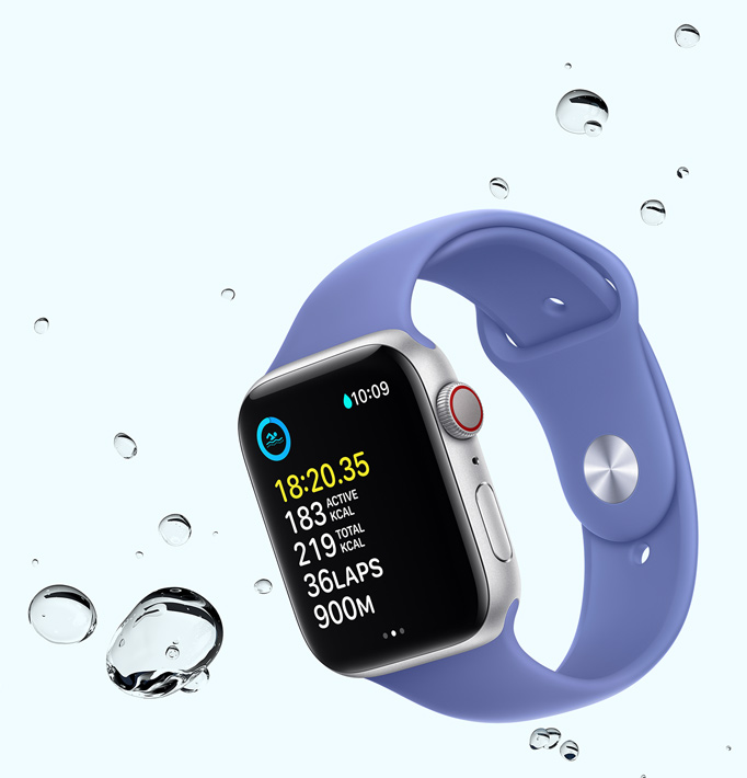 Apple Watch SE wyświetlający trening pływacki, obok urządzenia widać krople wody