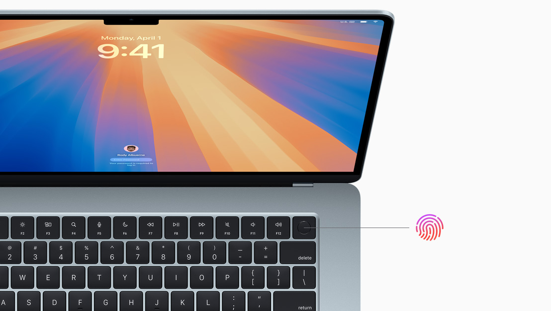 MacBook Pro สีดำสเปซแบล็คที่กางเปิดอยู่เพื่อแสดงตำแหน่งของปุ่ม Touch ID