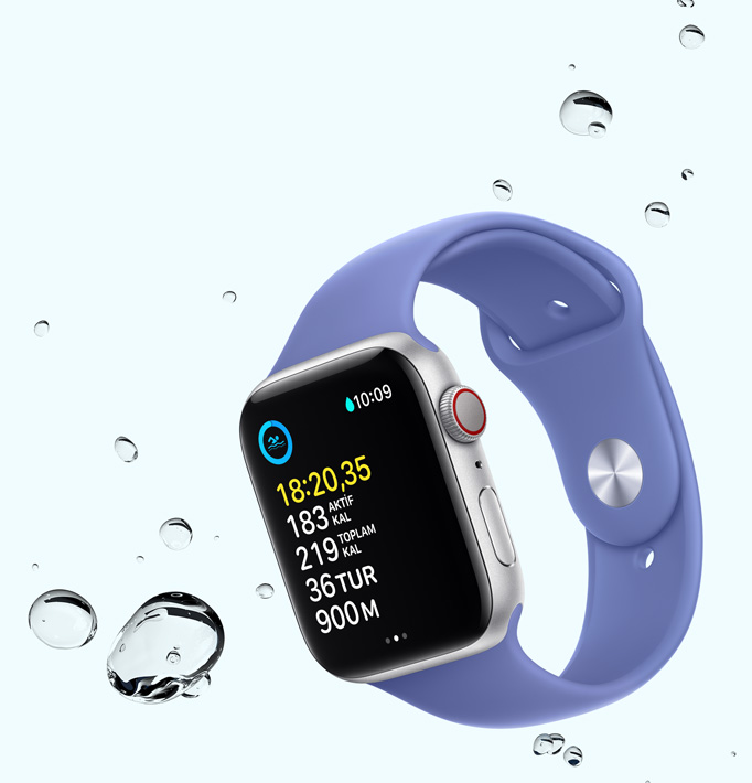 Ekranında yüzme antrenmanı görünen Apple Watch SE ve aygıtın etrafında su damlacıkları.