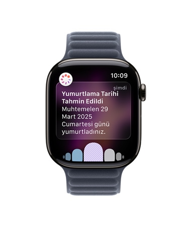 Apple Watch Series 11, natürel renk, titanyum kasa, Sağlık uygulamasındaki Döngü İzleme’den yumurtlama tarihi tahminiyle ilgili bildirim, Digital Crown, kayış, Manyetik Baklalı Model Kayış, lacivert renk