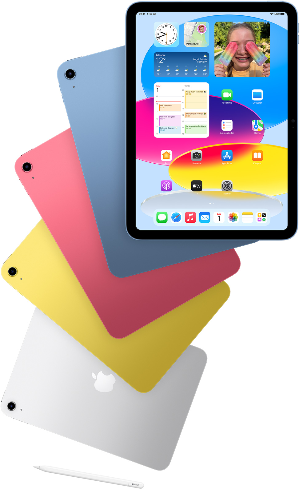 Ön yüzünde ana ekranı görülen bir iPad ve arkasında mavi, pembe, sarı ve gümüş renkli arkası dönük iPad’ler. Dizili iPad modellerinin yanında duran bir Apple Pencil.