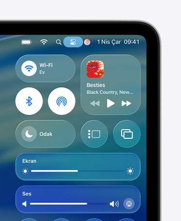 Mac ekranının sağ tarafında, Denetim Merkezi’nde Wi‑Fi ve Bluetooth gibi Liquid Glass özel denetimleri gösteriliyor