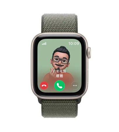 Apple Watch SE 3，展示星光色鋁金屬錶殼，搭配森林綠色運動型錶環，螢幕顯示爸爸的來電、Memoji 聯絡人照片、接聽及拒接來電按鈕