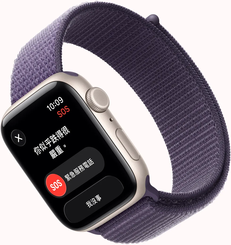 Apple Watch SE 3，展示星光色鋁金屬錶殼，搭配霧紫色運動型錶環，螢幕顯示 SOS 跌倒偵測通知的畫面，包含緊急服務電話與我沒事按鈕，機身右側展示數位錶冠、側邊按鈕、麥克風