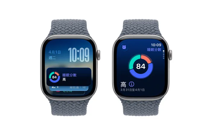 Apple Watch Series 11，展示太空灰色鋁金屬錶殼，搭配錨藍色編織單圈錶環，螢幕顯示智慧型堆疊提示、睡眠分數通知，機身右側展示數位錶冠
