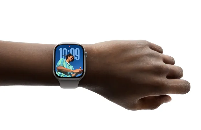 圖片展示一位使用者佩戴 Apple Watch Series 11，螢幕顯示照片錶面