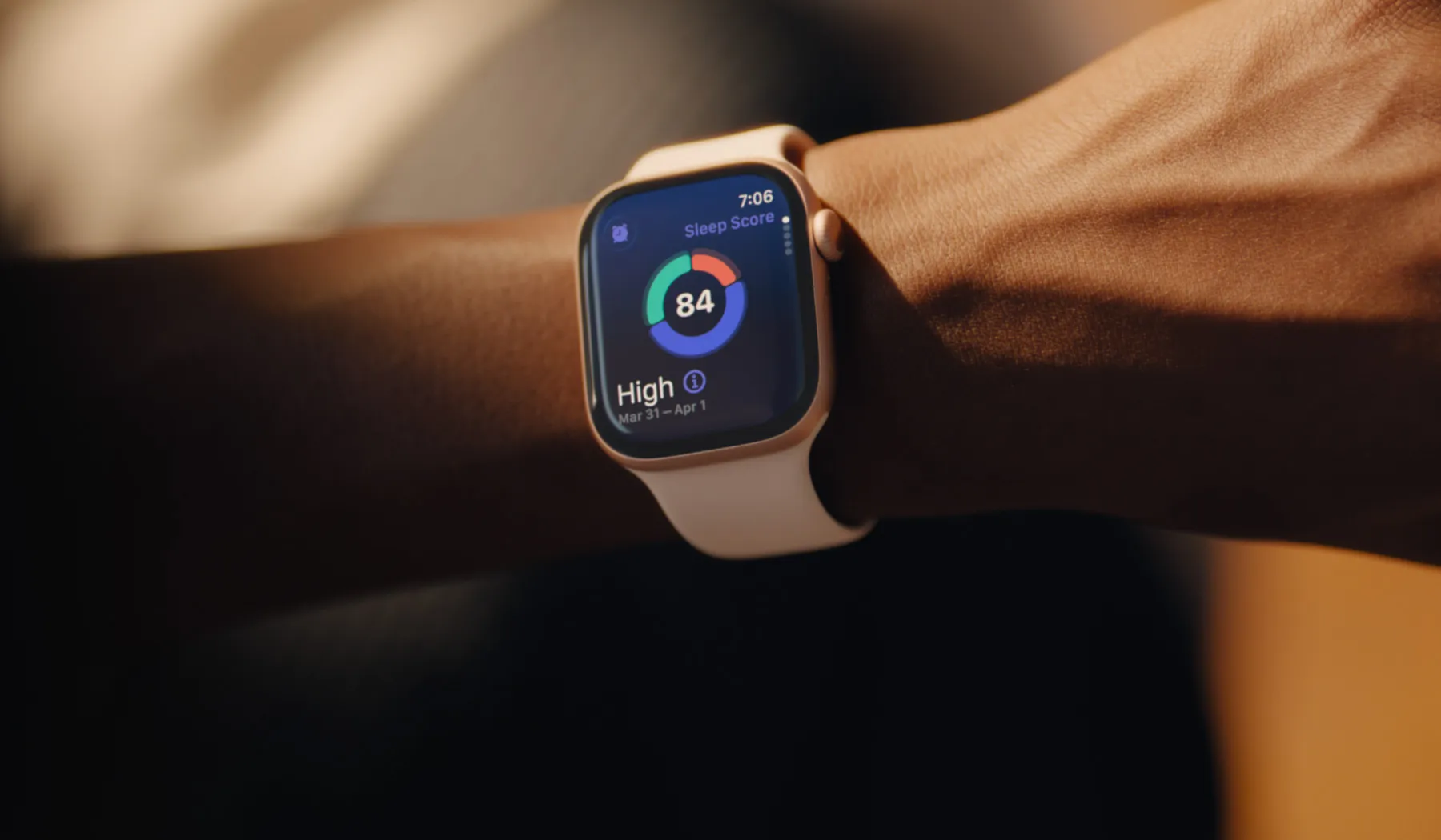 一位使用者在 Apple Watch Series 11 上閱讀睡眠分數