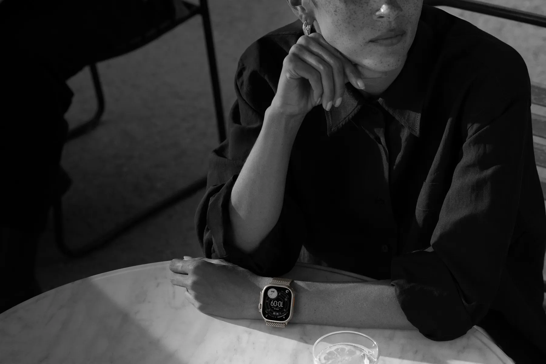 使用者外出用餐時戴著 Apple Watch Ultra 3