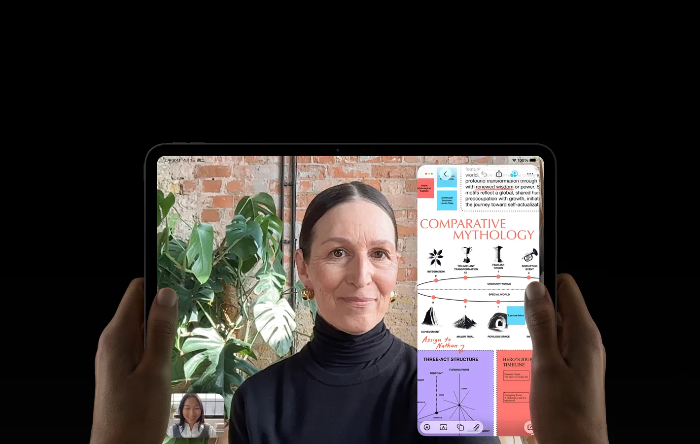 太空黑色 iPad Pro 機身正面，左右手以橫向拿著 iPad Pro，展示圓角設計與黑色顯示器邊框，顯示器展示正在即時翻譯 FaceTime 對話，以及 Comparative Mythology 簡報的教育 app，內含文字、圖表與手寫筆記