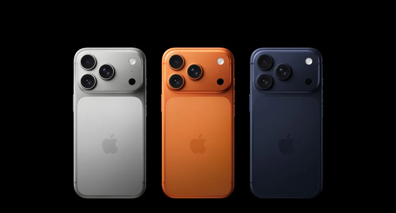 iPhone 17 Pro 機身背面，展示銀色、宇宙橙色、藏藍色三款外觀、左上角的 Pro 相機系統、三個鏡頭、麥克風、閃光燈、中間的 Apple 標誌