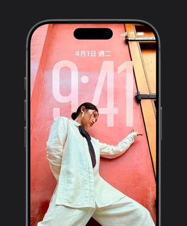 iPhone 鎖定畫面展示根據鎖定畫面照片進行調整的時間