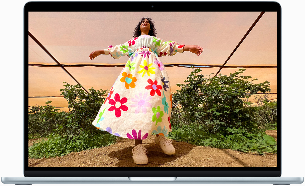 MacBook Air 螢幕展示一個人穿著鮮艷色彩服裝的照片，藉此示意 Liquid Retina 顯示器的顏色範圍和解析度