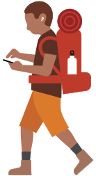 Seseorang dengan ransel hiking dan mengenakan alat bantu dengar sedang melihat iPhone di tangannya