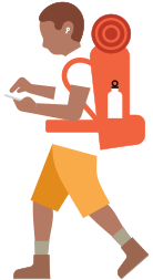 Seseorang dengan ransel hiking dan mengenakan alat bantu dengar sedang melihat iPhone di tangannya