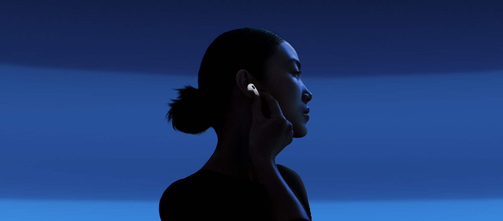Tampilan close-up, depan dan belakang AirPods 4 baru.