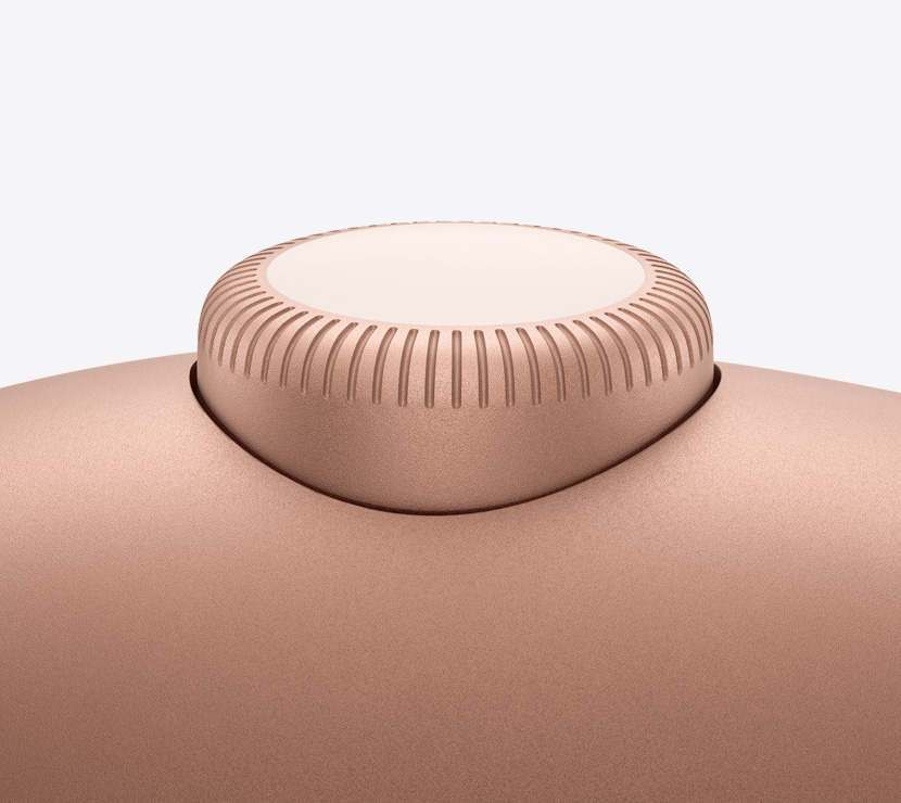 Pohled zblízka na korunku Digital Crown AirPodů Max.
