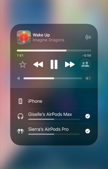 Obrazovka AirPlay na iPhonu, na které je vidět snadné sdílení zvukového streamu mezi dvěma páry AirPodů.
