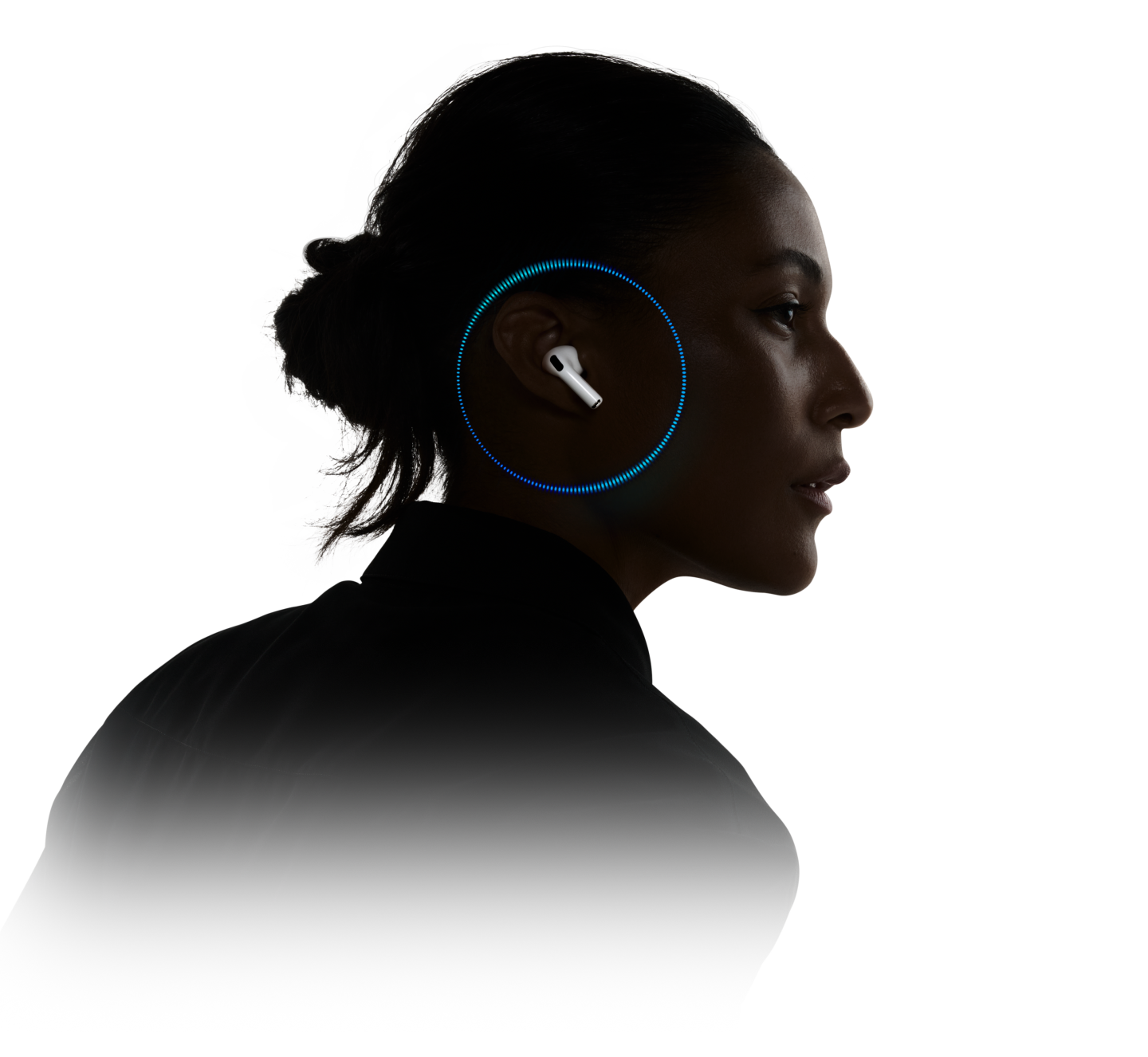 Uma pessoa usando os AirPods Pro 3 com ondas sonoras ao redor da orelha.