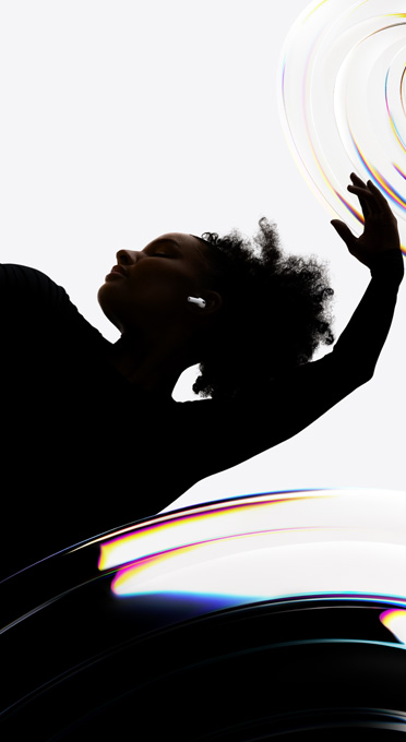 Una persona escuchando música mientras baila con unos auriculares inalámbricos AirPods Pro 3