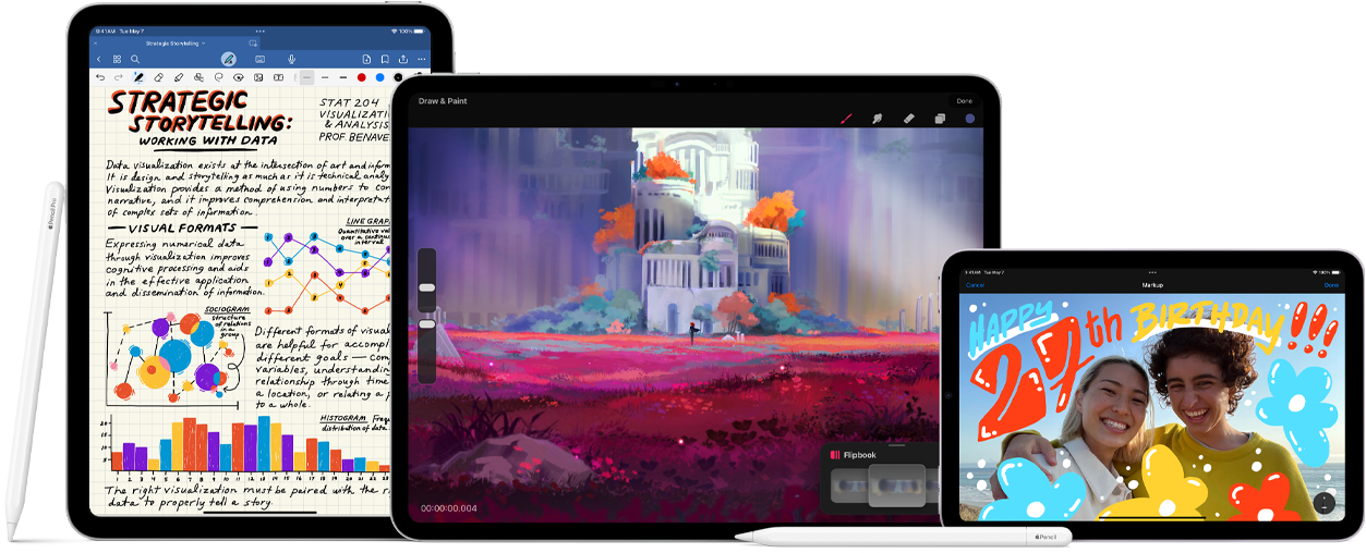 Bild på Apple Pencil Pro och Apple Pencil (usb-c) bredvid flera iPad-enheter med exempel på handskrivna anteckningar och färgglada illustrationer som gjorts med Apple Pencil.