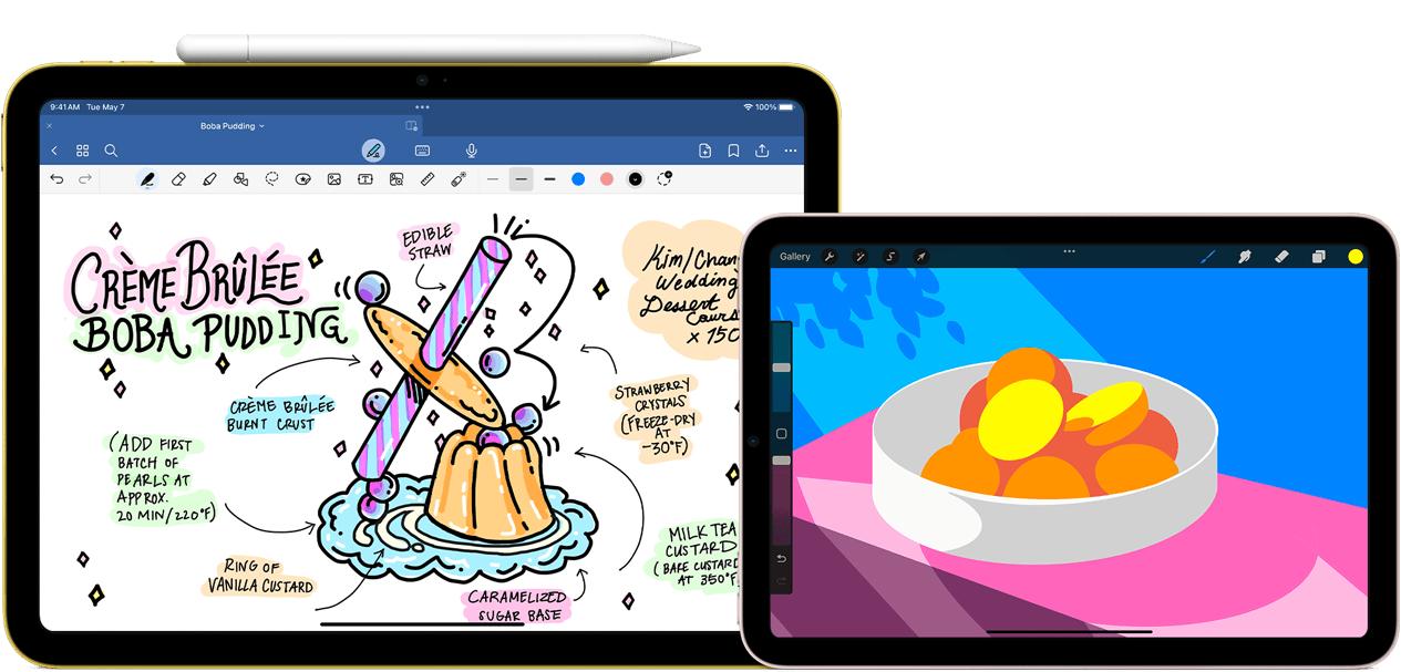 Till vänster syns en iPad i liggande läge, på skärmen syns en illustration med anteckningar. En Apple Pencil (usb-c) sitter fäst på överkanten. Till höger syns en iPad mini i liggande läge, på skärmen visas en färgglad illustration skapad i ProCreate.