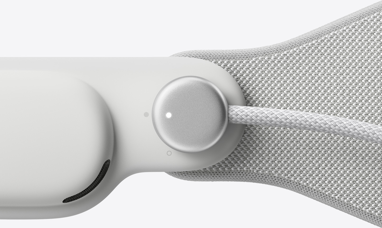 전원에 연결된 것을 보여주는 Apple Vision Pro의 옆모습.