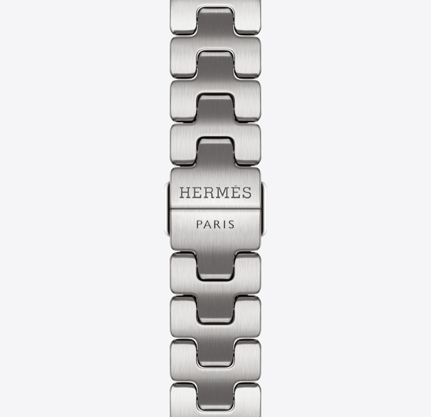 Apple Watch Hermès Series 11，配搭 Satiné 緞灰色 Grand H Fin 錶帶，錶扣刻有 Hermès 標誌