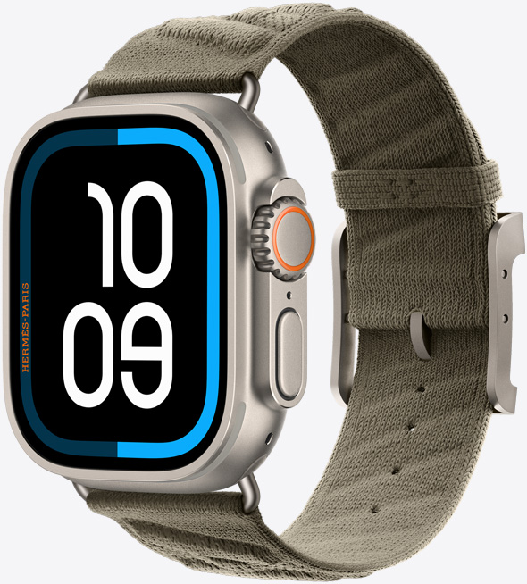 Apple Watch Hermès Ultra 3，採用原色鈦金屬錶殼，配搭 Gris Titane 鈦灰色 En Mer 錶帶