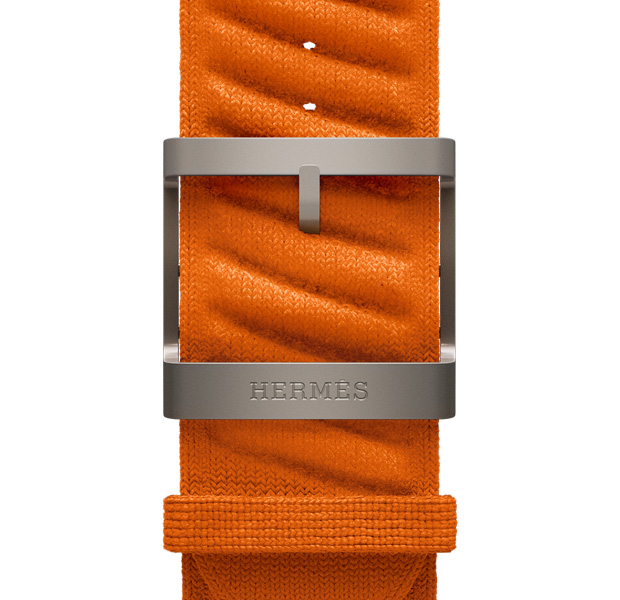 Apple Watch Hermès Ultra 3，配搭 Orange 橙色 En Mer 錶帶及原色配件，錶扣刻有 Hermès 標誌