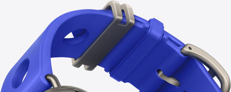 Apple Watch Hermès Scub’H Diving strap, bleu néon colour (bright blue), moulded rubber material, circular cutouts centred, natural colour titanium buckle and hardware