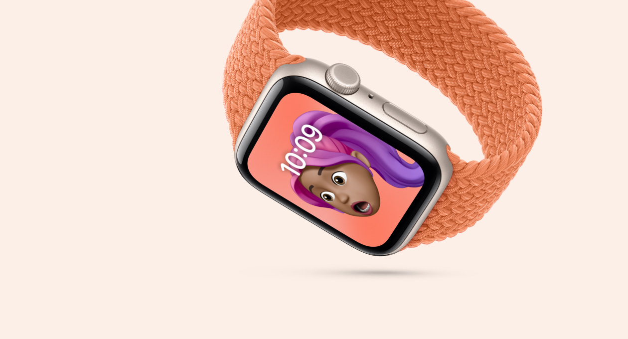 Apple Watch SE 3，展示星光色鋁金屬錶殼、抗裂玻璃錶面，搭配薑黃色編織單圈錶環 