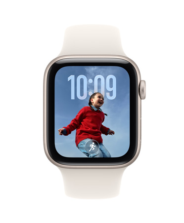 Apple Watch SE 3，展示星光色鋁金屬錶殼，搭配星光色運動型錶帶，螢幕顯示智慧型堆疊提示中的室外跑步體能訓練提示，機身右側展示數位錶冠