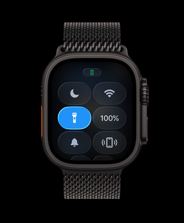 黑色鈦金屬錶殼搭配黑色鈦金屬米蘭式錶環的 Apple Watch Ultra 3，展示控制中心和手電筒按鈕