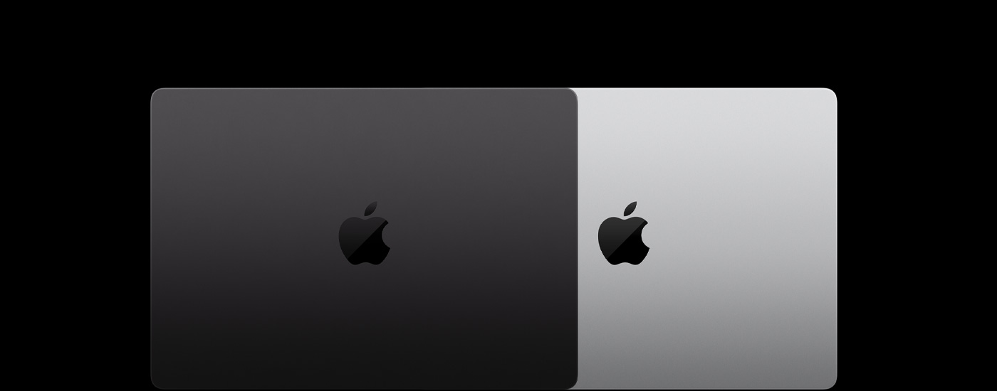 Vue en plongée de deux portables Mac fermés et superposés.