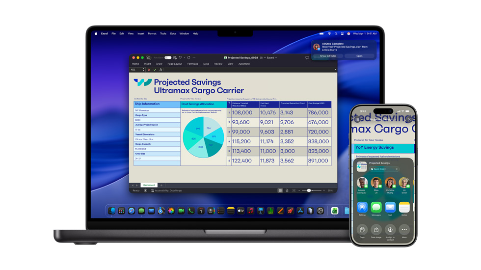 Un Mac et un iPhone affichant un document Excel. On voit en arrière-plan, sur le Mac, le fond d’écran macOS Tahoe.