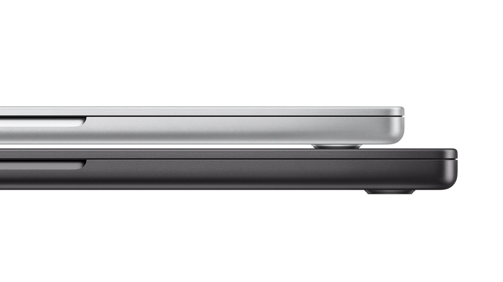 Vue de profil de deux portables Mac fermés et superposés.