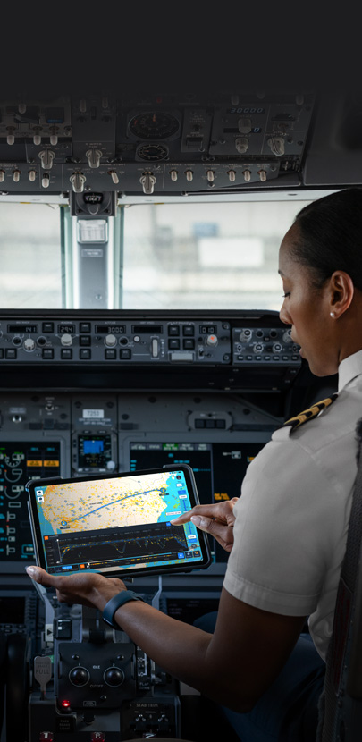Une pilote d’avion dans un poste de pilotage consulte une carte sur un iPad.
