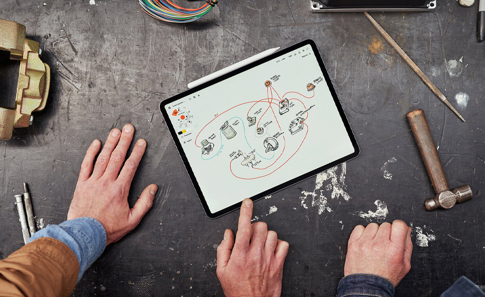Das Team nützt das iPhone, das iPad und den Apple Pencil, um Fahrzeuge zu scannen, Moodboards zu erstellen und 3D Modelle zu entwerfen.