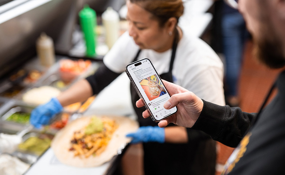 Via Slack op iPhone kunnen de medewerkers op de verschillende locaties van Señor Sisig naadloos met elkaar communiceren.