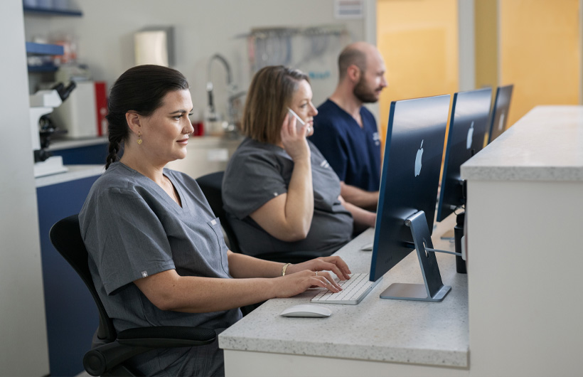 El iMac permite a los equipos acceder con facilidad a los historiales de los pacientes.
