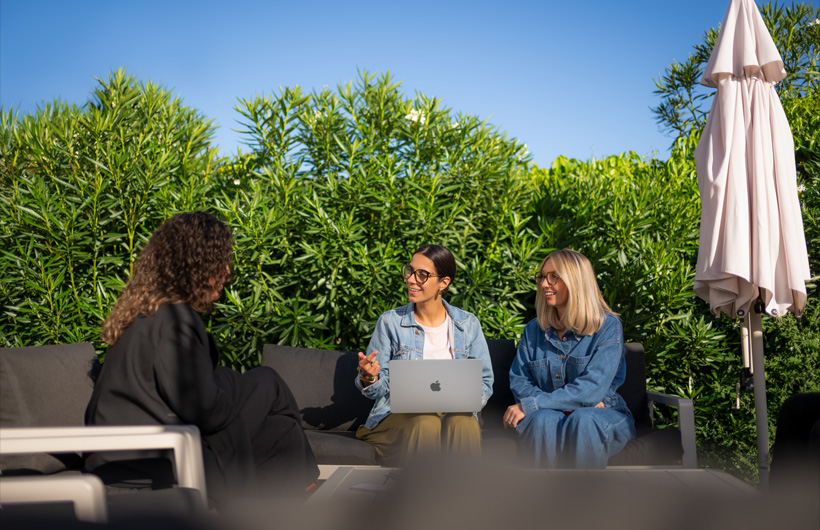 L’autonomie longue durée de la batterie facilite l’utilisation du Mac partout, tout le temps