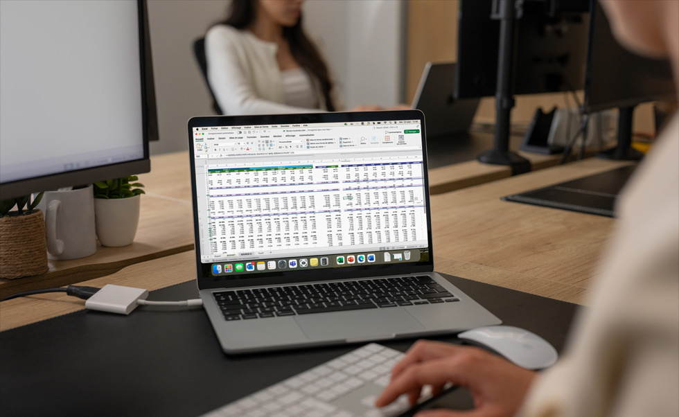 L’équipe Finances utilise Excel sur Mac pour gérer les comptes et les budgets